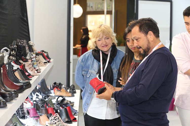 600 milyon insana ayakkabı