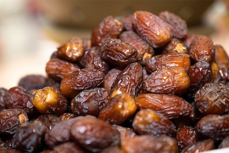 Ramazan ayının gözdesi hurma tezgahlardaki yerini aldı