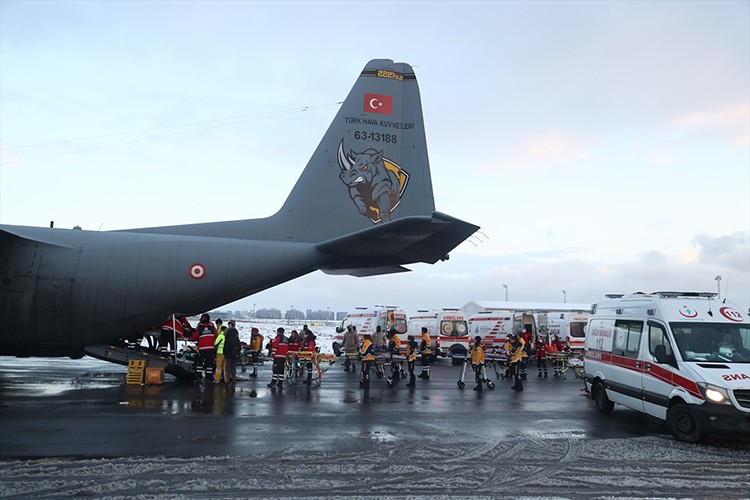 Yaralılar TSK'nın kargo uçağıyla İstanbul'a getirildi