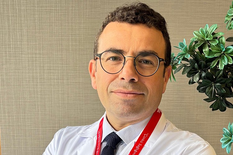 Bacaklardaki belirgin mavi damar görünümüne dikkat