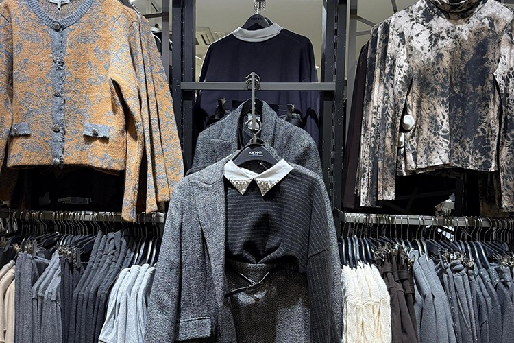 Atık kumaşları elbise askısına dönüştürüyor