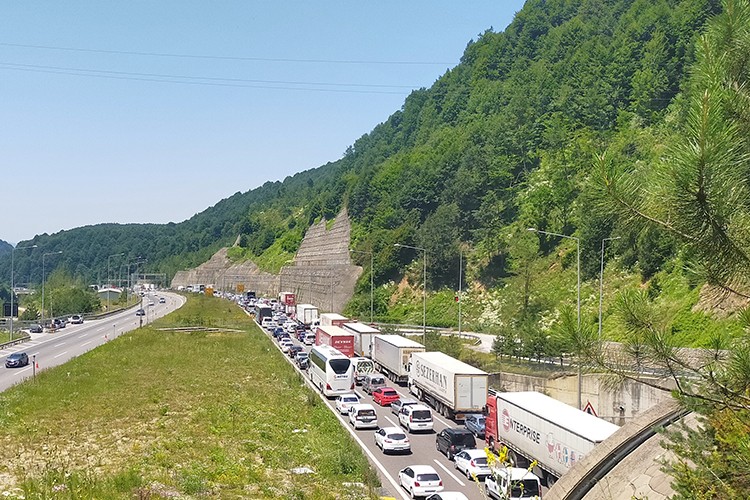 Anadolu Otoyolu'ndaki zincirleme kazalar ulaşımı aksattı