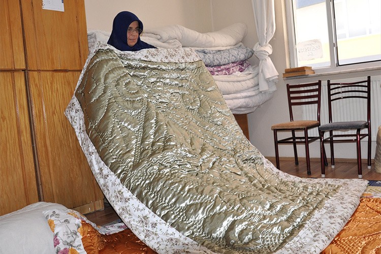 35 yıldır iğneyle ipliği elinden bırakmıyor