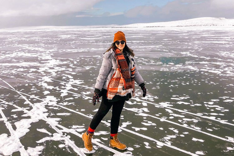 Buzla kaplı Çıldır Gölü'nün cazibesi artıyor