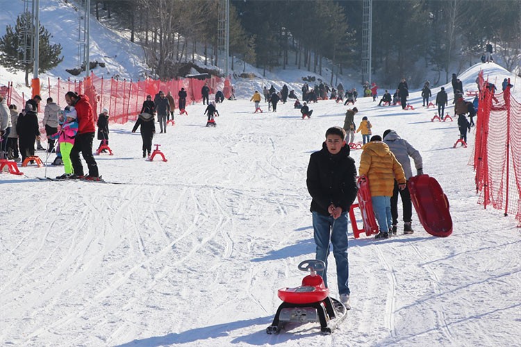 Güneşli havada kayak yapmanın keyfi