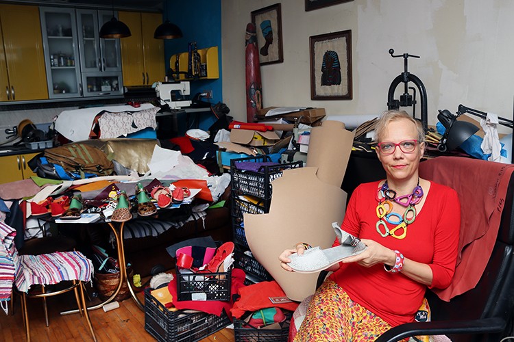 Şeker hastaları için "vurmayan ayakkabı" üretiyor