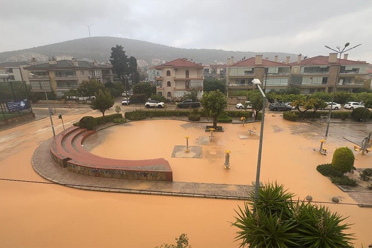 İzmir Çeşme'de etkili olan sağanak hayatı olumsuz etkiliyor