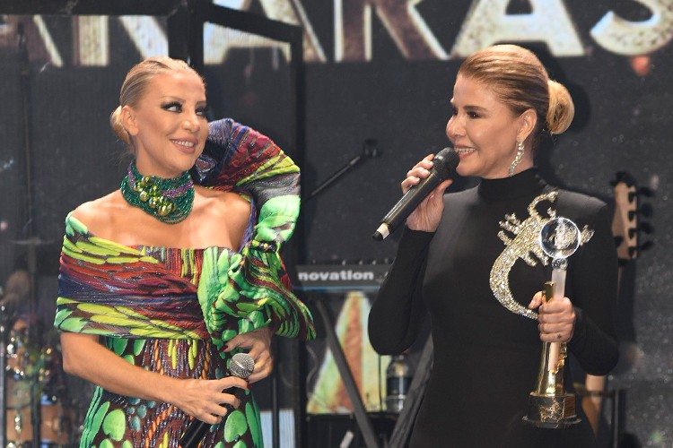 Gülben Ergen'den modacısına sahnede sürpriz