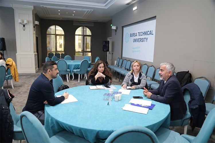 Bursa'da akademisyenler tekstil sektörü temsilcileriyle buluştu