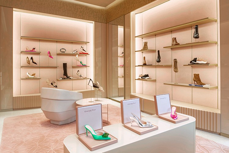 Türkiye'deki ilk Flagshıp mağazasını İzmir'de açtı