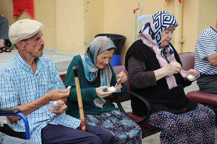 Düzce'de huzurevi sakinleri için dondurma şenliği yapıldı