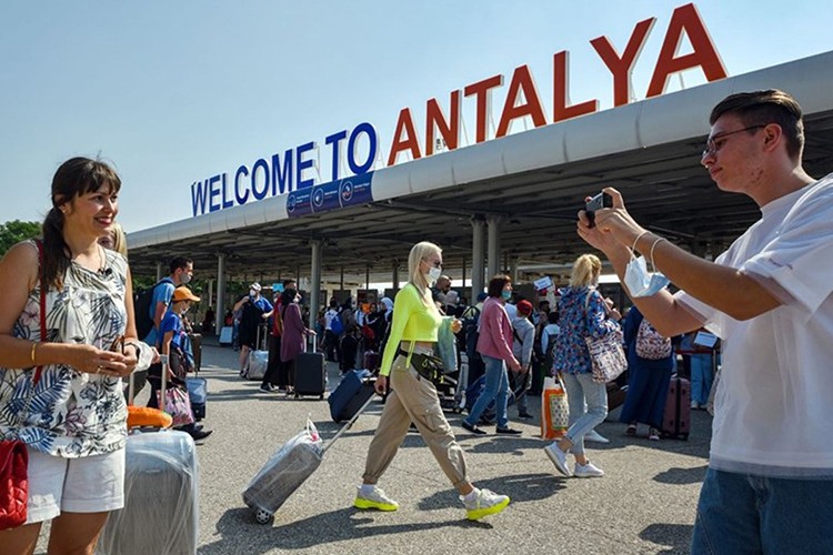 Antalya'ya hava yoluyla gelen turist sayısı 7 milyonu aştı