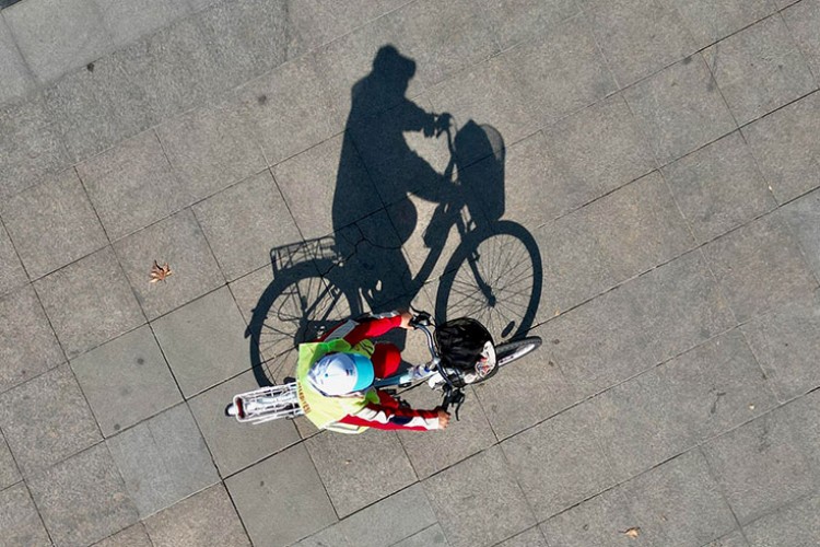 Düzce'de çevreci bisikletliler şehir turunun ardından atık topladı