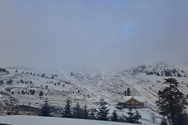 Bolu'nun yüksek kesimlerine kar yağdı