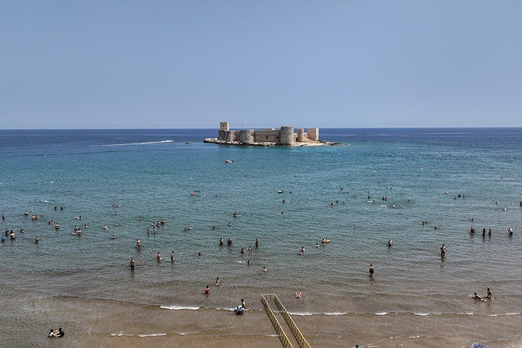 Mersin'deki plajlar denize girmek isteyenleri ağırlıyor