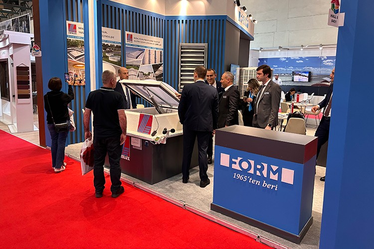 Yeni ürünü Sunvia Roof'u Yapı Fuarı'nda tanıttı