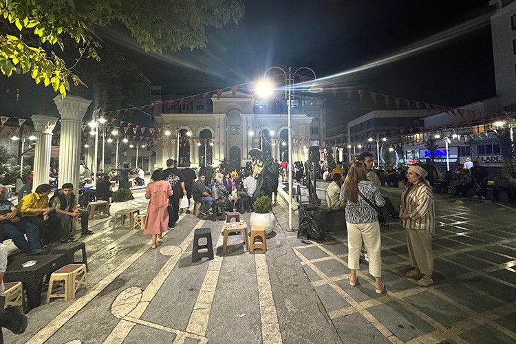 İranlı turistler Van'da ticareti ve turizmi hareketlendirdi