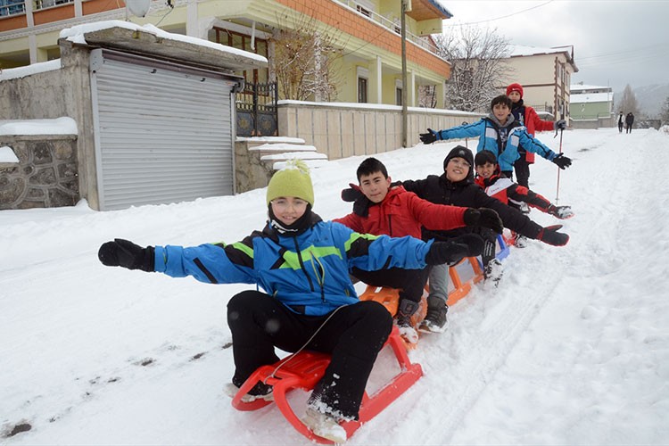Kars'ta çocuklar mahalle aralarında kızak keyfi yaşadı