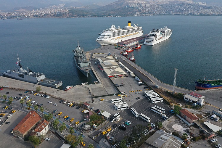 İzmir Limanı'na yanaşan iki kruvaziyerle turist hareketliliği yaşandı