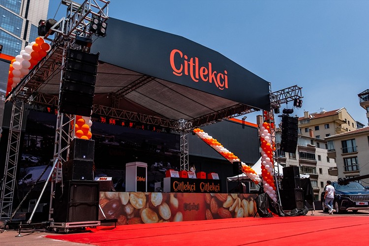 30 müşterisine "Togg" hediye ettiği kampanyasını tamamladı