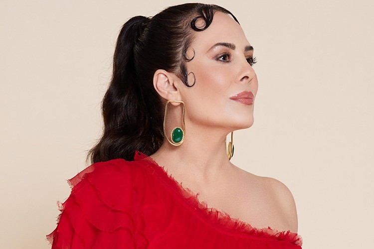 Demet Sağıroğlu'ndan yepyeni şarkı