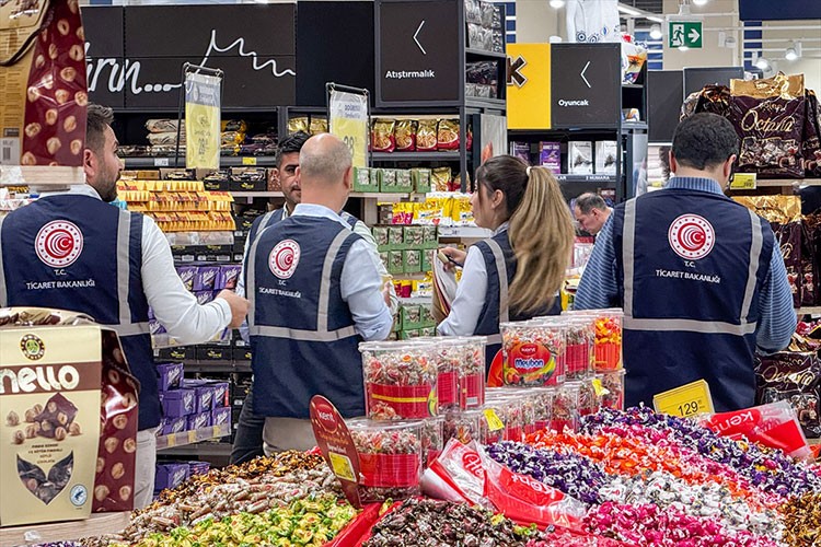 İzmir'de marketlerde fiyat ve etiket denetimi yapıldı