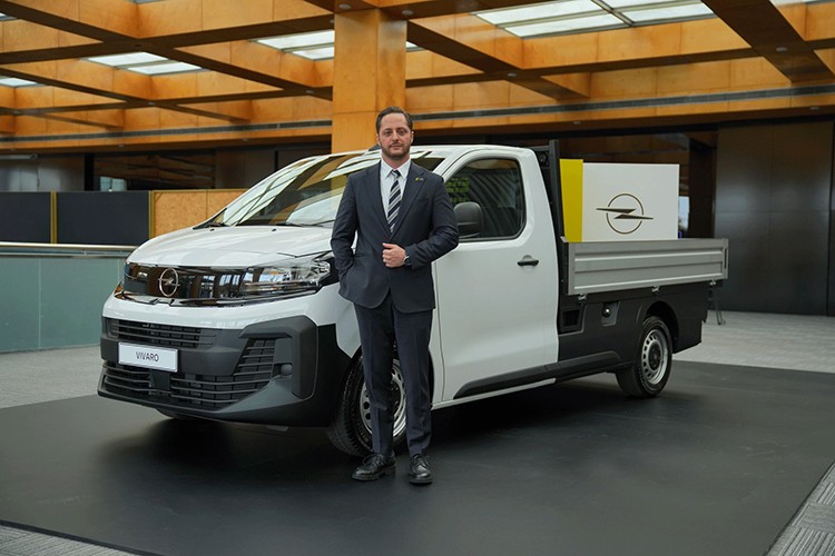 Made In Türkiye imzalı Opel Vivaro kamyonet yollarda