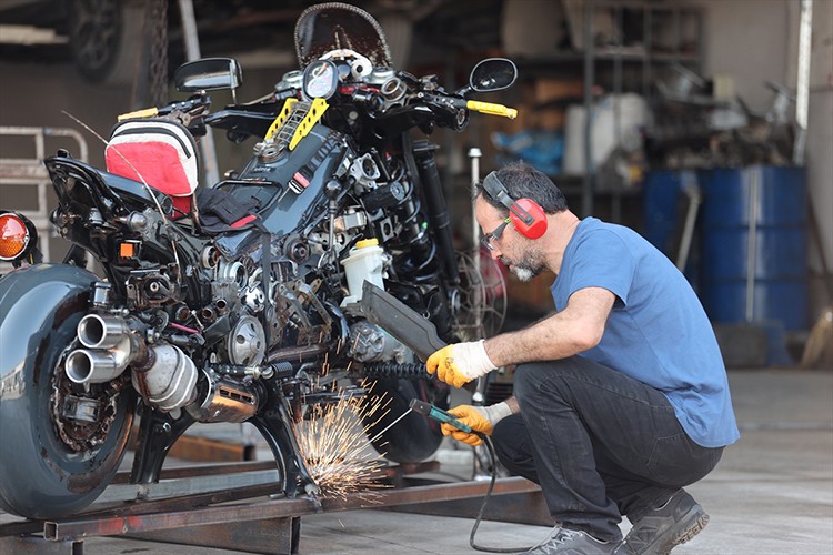 Atık parçadan hayalindeki motosikletin maketini yaptı