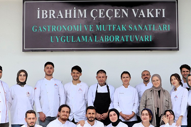 Ağrı İbrahim Çeçen Üniversitesi Gastronomi Öğrencilerine Kıdemli Şeften Uygulamalı Eğitim