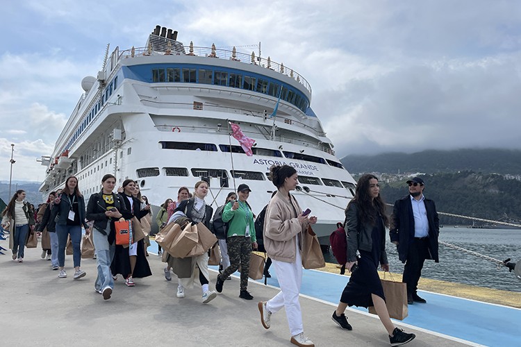"Astoria Grande" kruvaziyeri Amasra'da demirledi