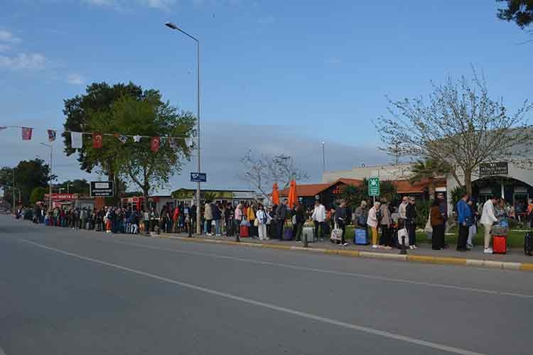 Midilli Adası'na geçişlerde yoğunluk yaşanıyor