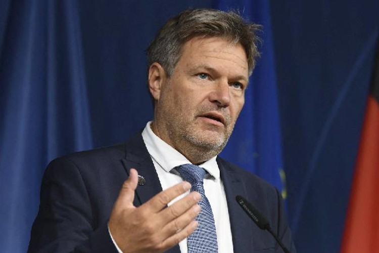 Almanya'da nükleer santrallerin ömrü uzatılıyor