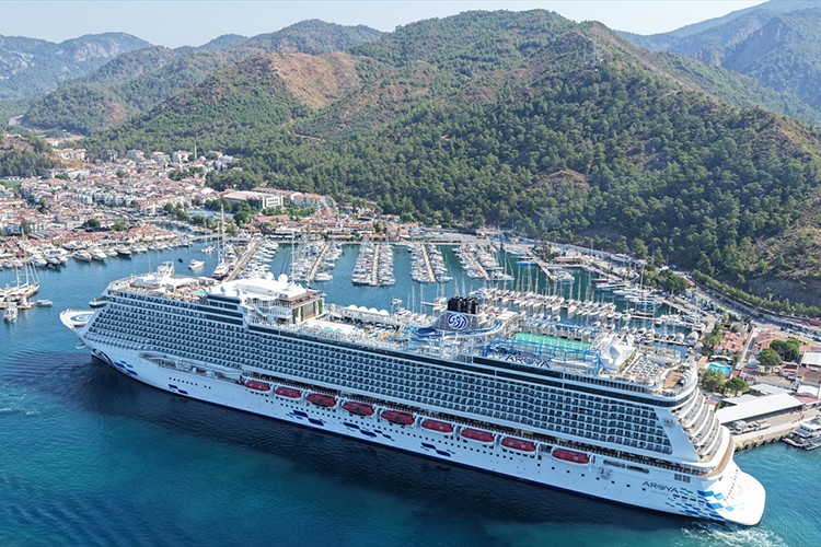"Aroya" kruvaziyeri Marmaris'e 3 bin 210 turist getirdi
