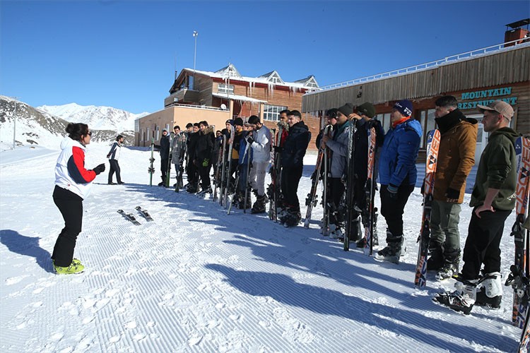 Gençlik Kampı'ndaki öğrenciler Hakkari'de kayakla da tanışıyor
