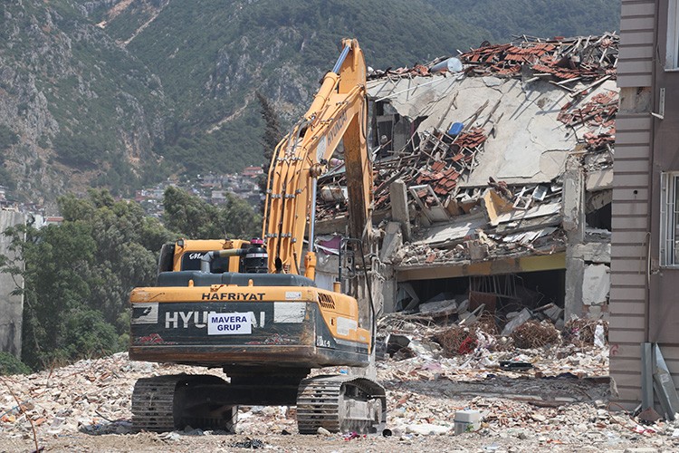 Hatay'da ağır hasarlı binaların yıkımı sürdü