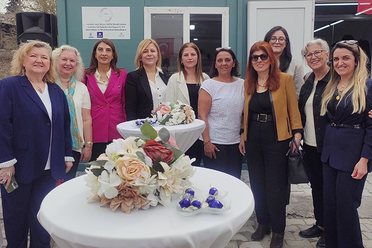 "Kadınlar üretir, emek verir, dönüştürür.