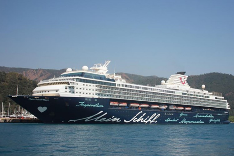 Dev gemi Marmaris'e demir attı