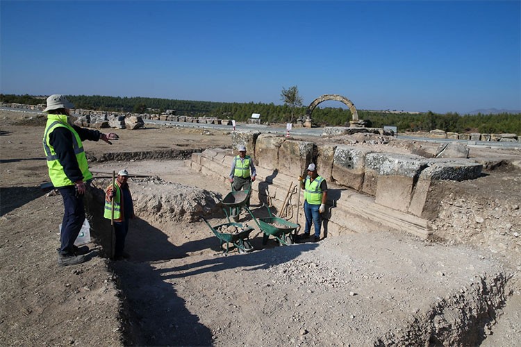 2 bin yıllık "anıtsal mezar" gün yüzüne çıkartıldı