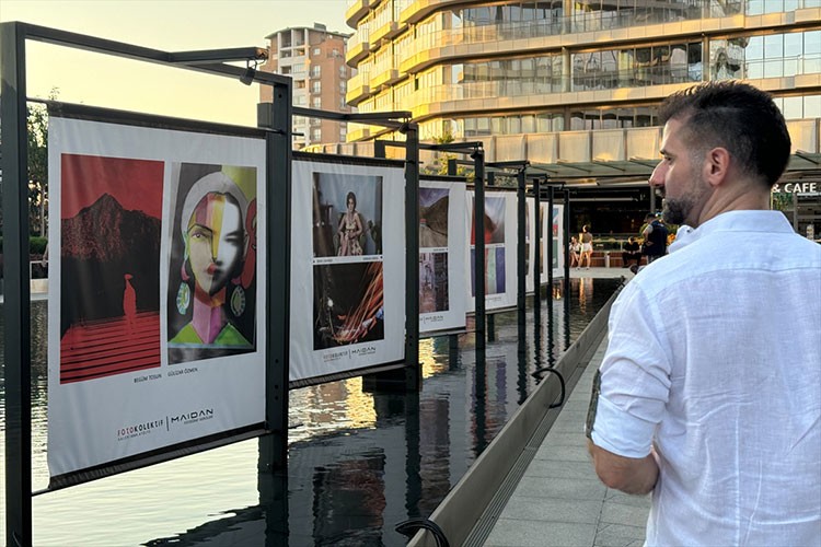 Havuz üzerinde fotograf sergisi