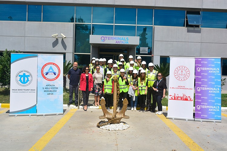 400 öğrenciyi limanda ağırladı