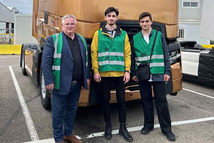 Yarışma birincisi olan Türk gençleri, Fransa'da fabrikayı ziyaret etti