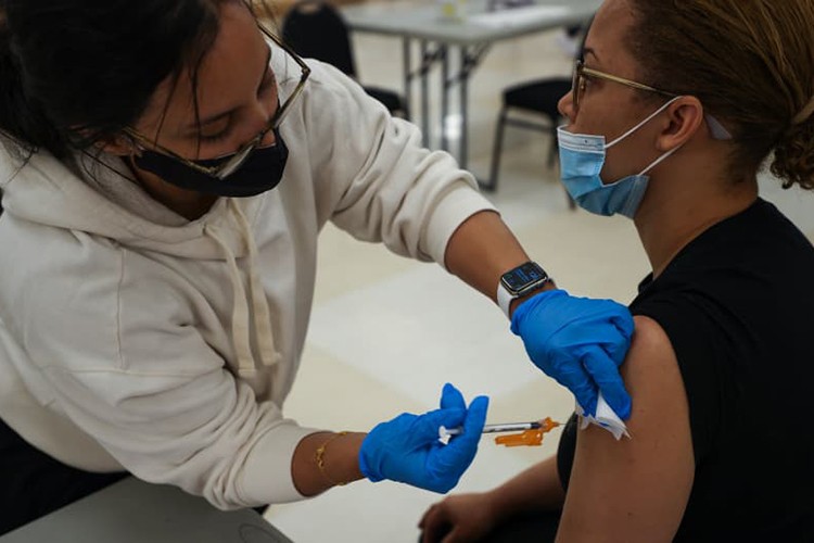 NY'ta çalışanlara haftalık test ve aşı zorunluluğu