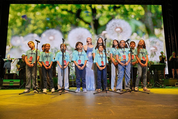 TEGV'li çocuklar Candan Erçetin ile sahne aldı