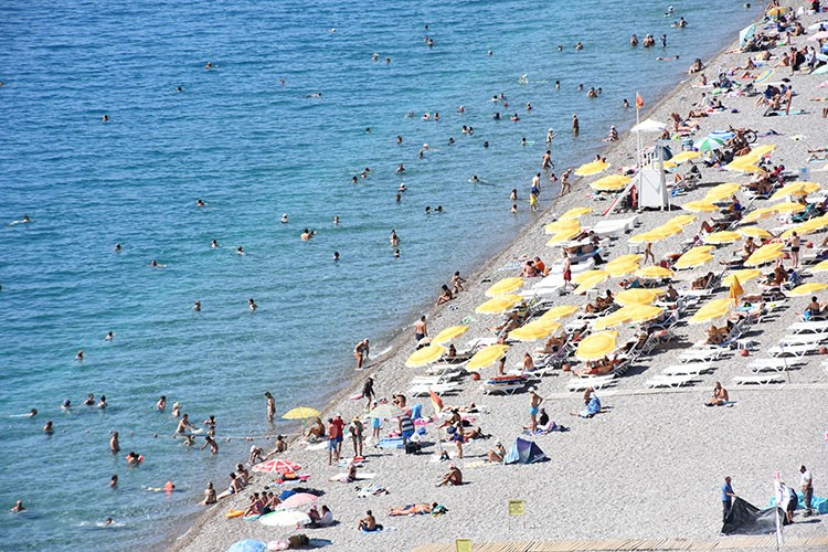 Antalya'da sahillerde hareketlilik sürdü