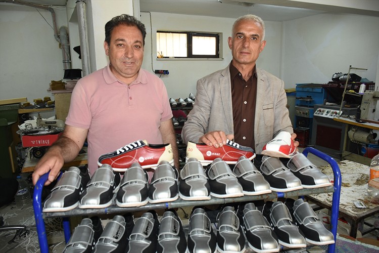 Depremzede ayakkabıcıdan 4 kıtaya bovling ayakkabısı ihracatı