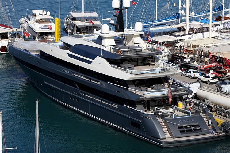 Fethiye'de süper yat "Attila"ya yakıt ikmali yapıldı