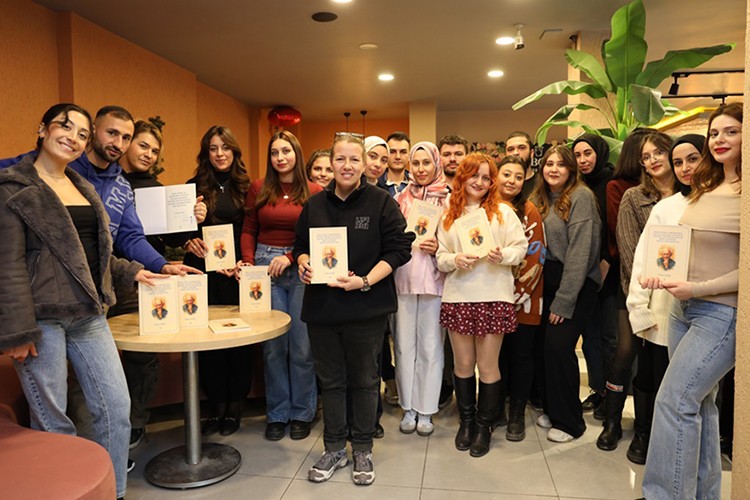 Öğrencileri yalnız bırakmadı