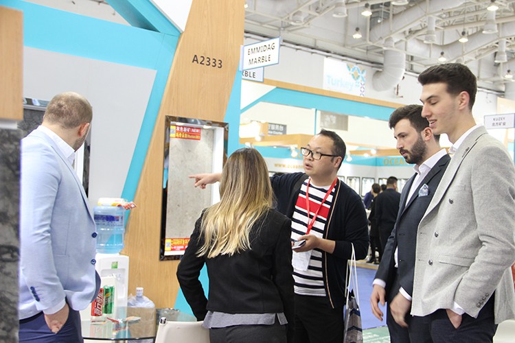 Corona fuar erteletti