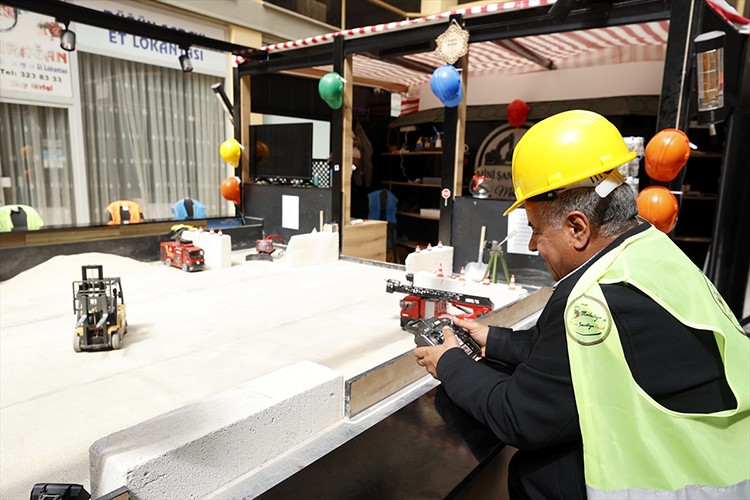 İş makinesi tutkusunu mini şantiye işine çevirdi