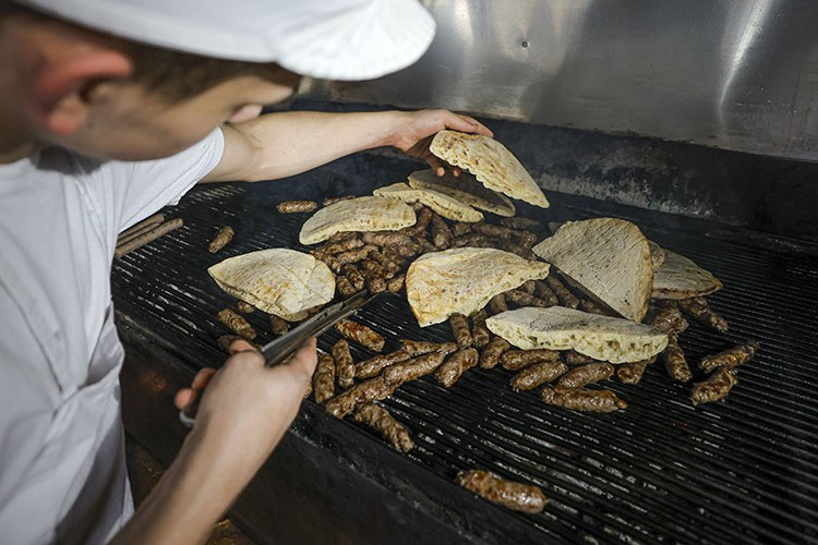 Bosna Hersek'in geleneksel köftesi: "Çevapi"